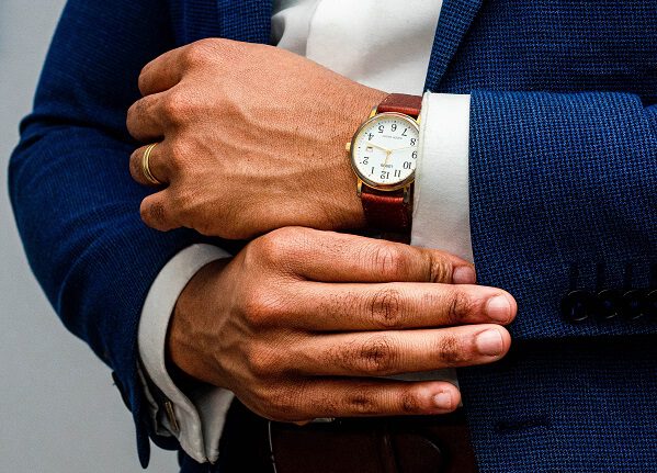 Zo draag je een horloge bij een pak (+ voorbeelden!)
